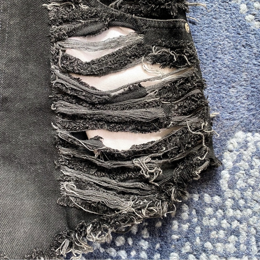 🖤 EDGY BLACK DISTRESSED DENIM SHORTS! - Picture 9 of 13